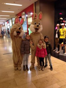 Ostermaskottchen im Shoppingcenter